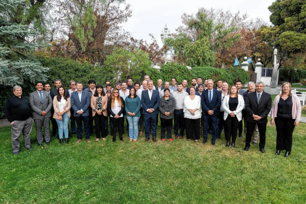 Arcioni se reunió con intendentes, jefes comunales y referentes políticos de la provincia