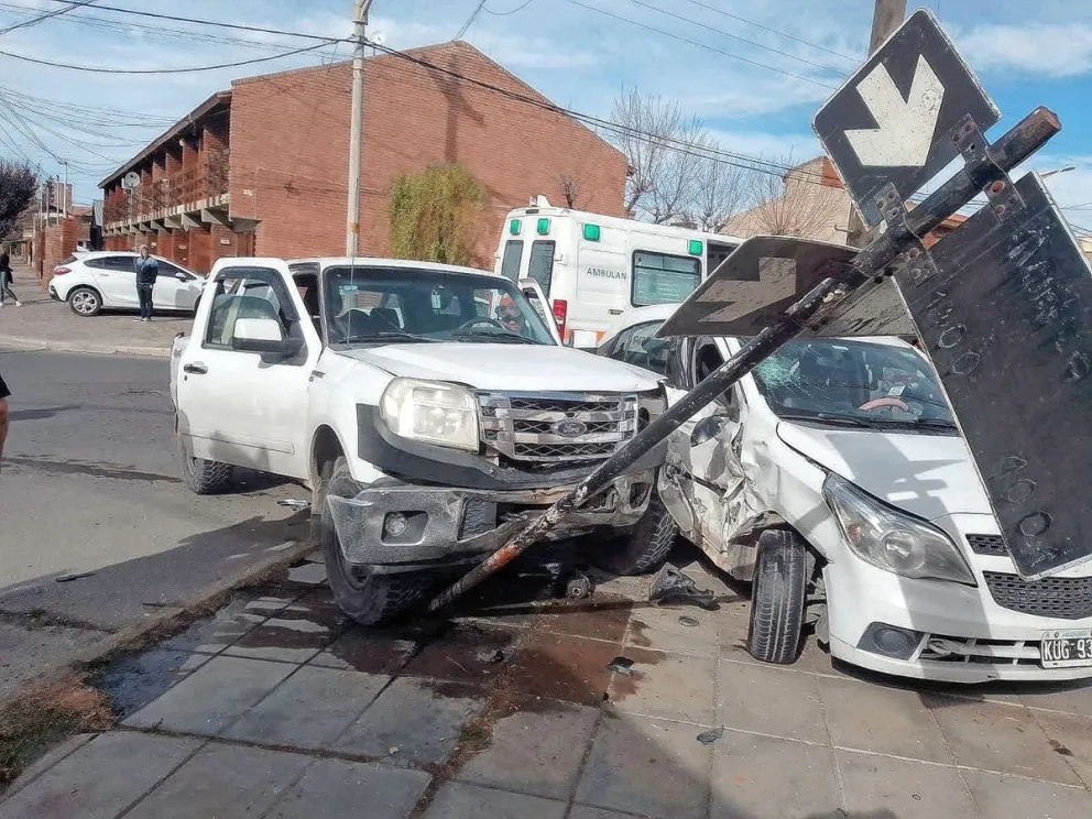 Tres hospitalizados tras violento choque de camioneta y auto en la zona sur de Trelew