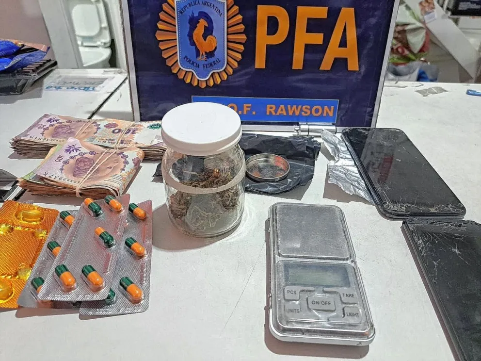 Les allanan las casas a vendedores de marihuana y desbaratan “kiosco” de drogas que operaba en el centro de Trelew
