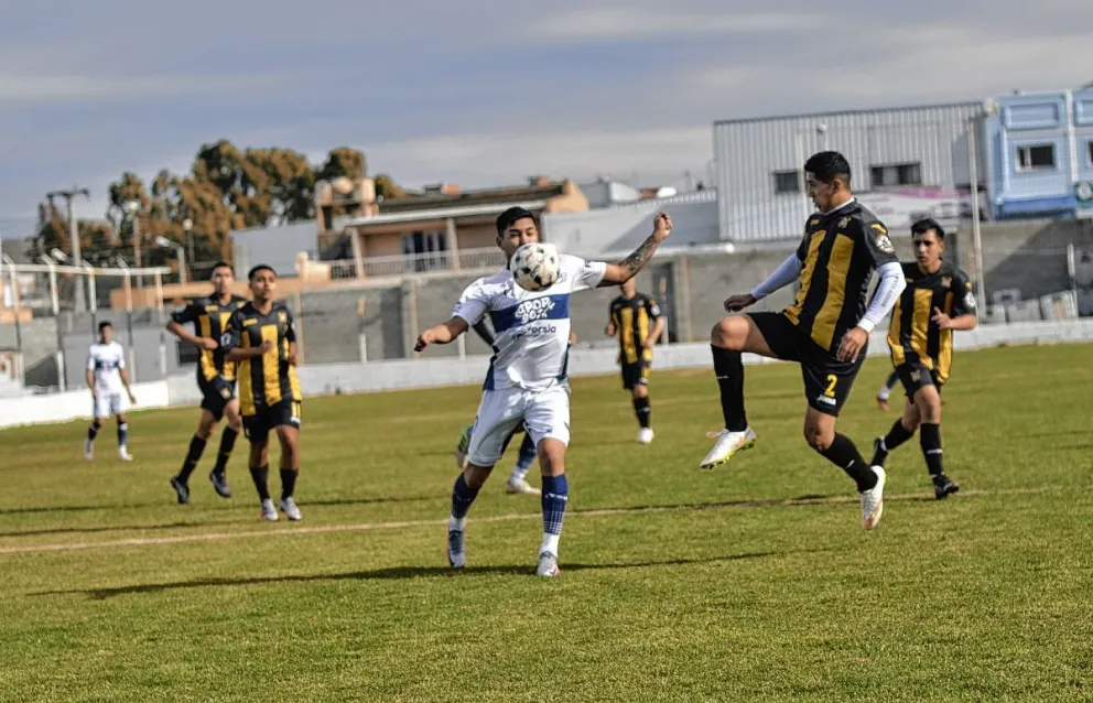 El líder Newbery, visita a Rada Tilly