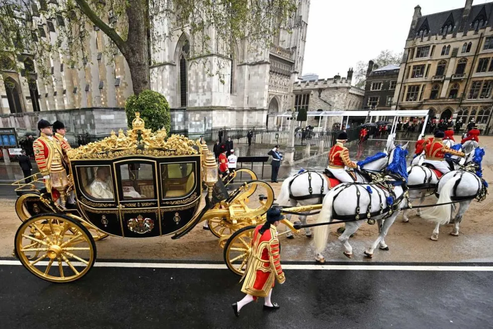 En una ceremonia cargada de historia, se coronó al rey Carlos III