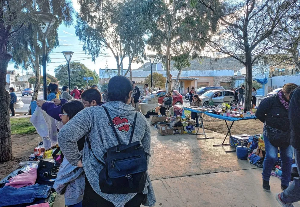 Los feriantes no pudieron utilizar el predio de APARI y volvieron a la plaza Carlos Gardel