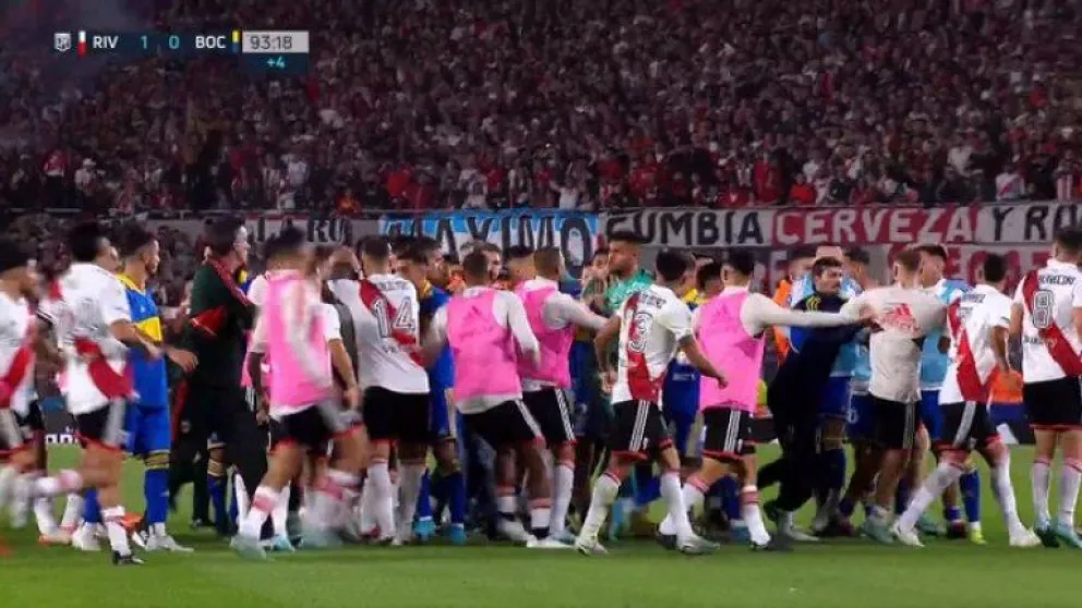 Escandaloso final con expulsados en el Superclásico que River le ganó a Boca