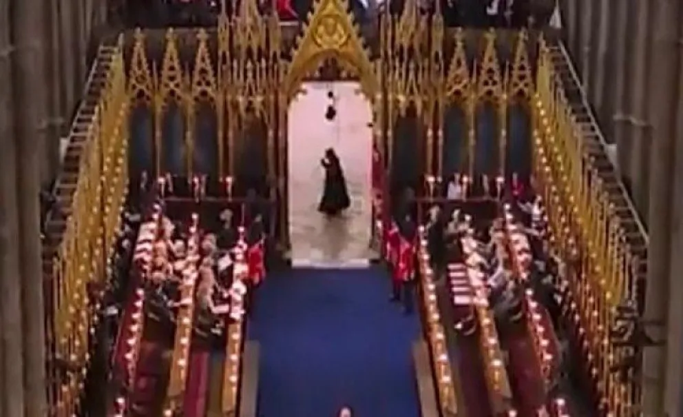 La extraña imagen de la "parca" que apareció durante la coronación de Carlos III