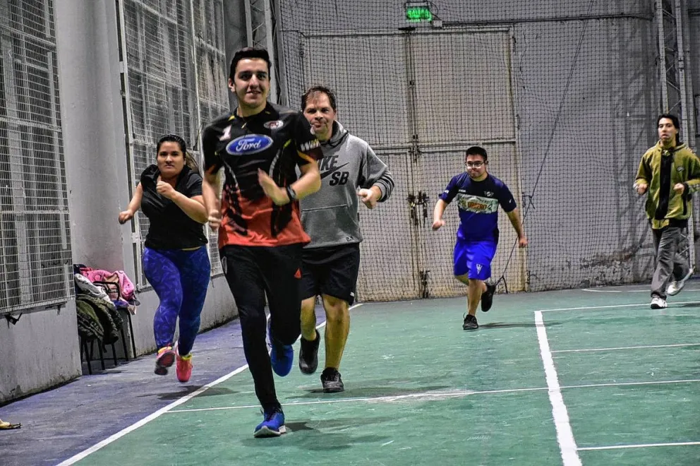 Se viene una capacitación de fútbol adaptado para personas con discapacidad intelectual en Comodoro