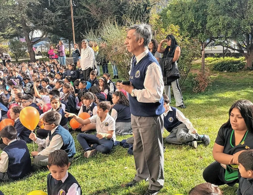 Con un gran recibimiento regresó el director de la Escuela N° 1
