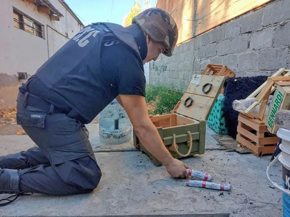 La Policía halló explosivos en la casa de un hombre quien afirmó que los había encontrado en una escuela