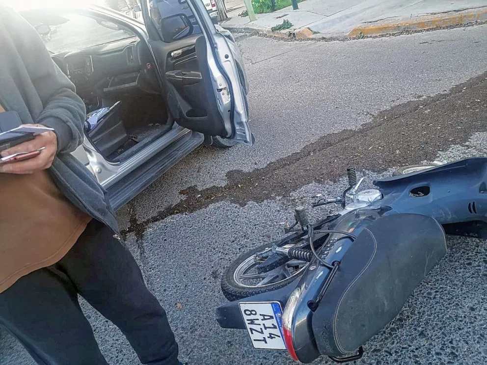 Madre e hija golpeadas tras chocar en una moto contra camioneta