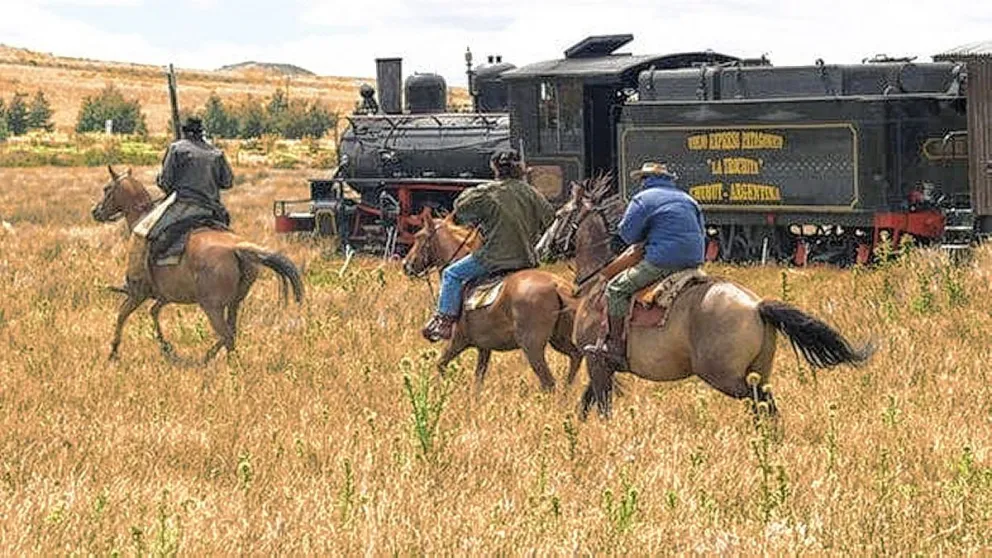Asalto armado y de a caballo a La Trochita al estilo Jack Bradford y sus bandoleros