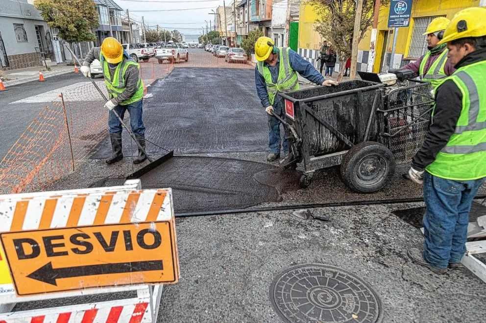 Luque recorrió las tareas de repavimentación en un sector de La Loma