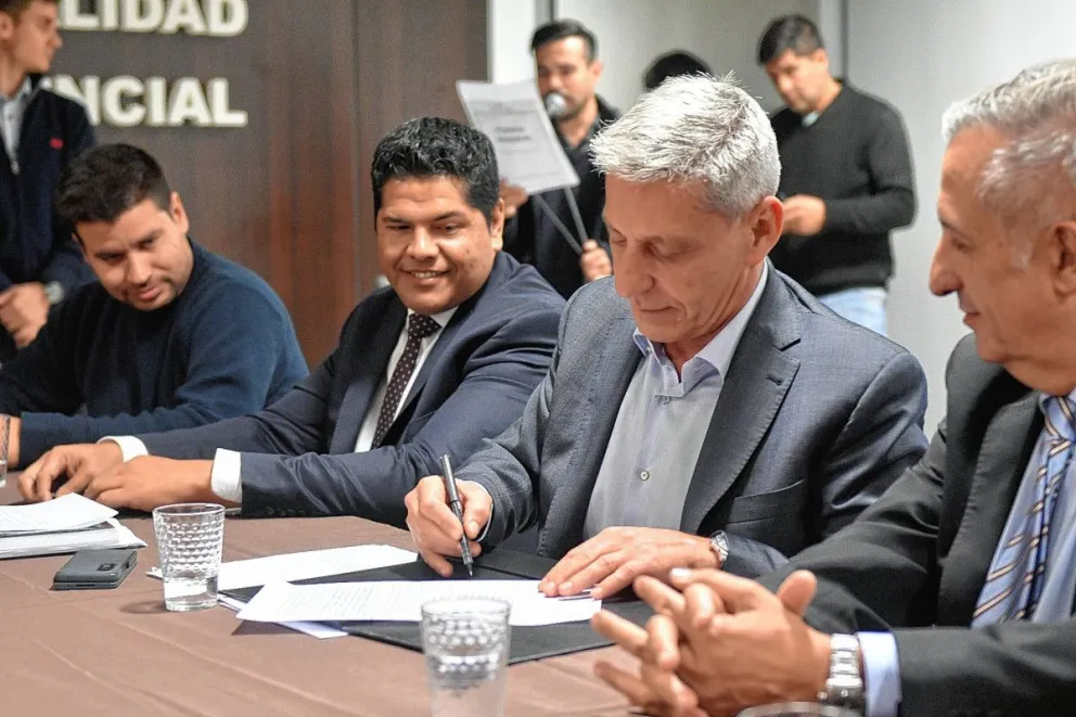 Arcioni anunció el adelantamiento del aumento salarial de los trabajadores estatales