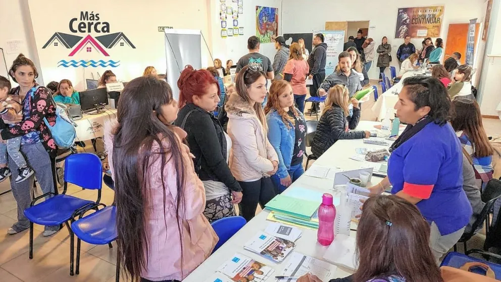 Caleta Olivia: El Programa “Más Cerca” viene desarrollándose con importante convocatoria
