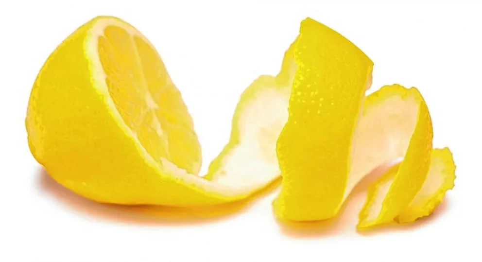 Truco casero: cómo limpiar el baño con cáscara de limón y dejarlo reluciente