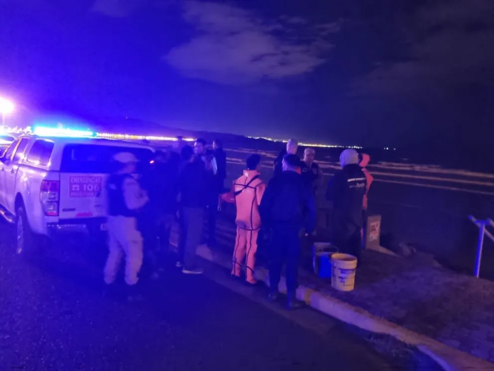 Rada Tilly: se desplegó un operativo al quedar dos hombres atrapados por la marea