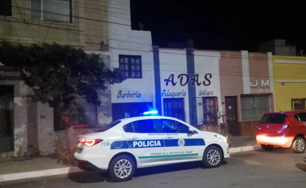 Un sujeto fue detenido luego de romper el vidrio de la puerta de una peluquería