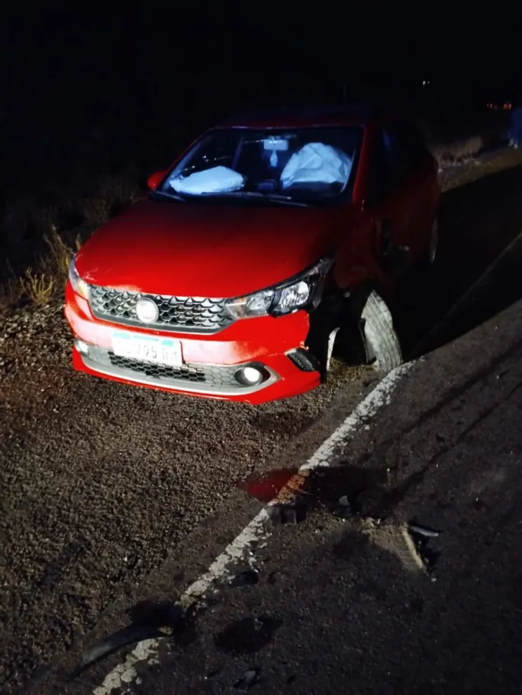 Un auto y un colectivo de transporte de personal chocaron en la Ruta 26