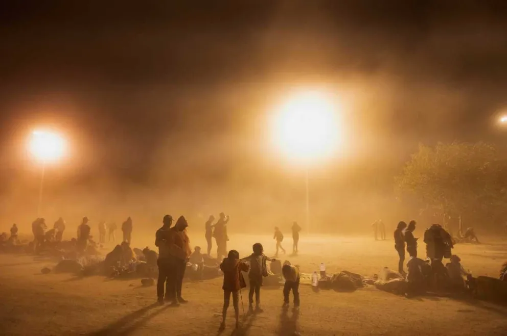 Avalancha de migrantes en la frontera entre Estados Unidos y México