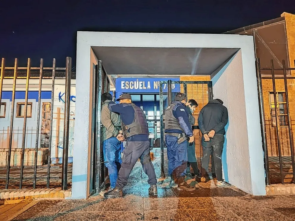 Rompieron reja y ventana de la Escuela 738 y quisieron robar equipos electrónicos, pero los detuvieron