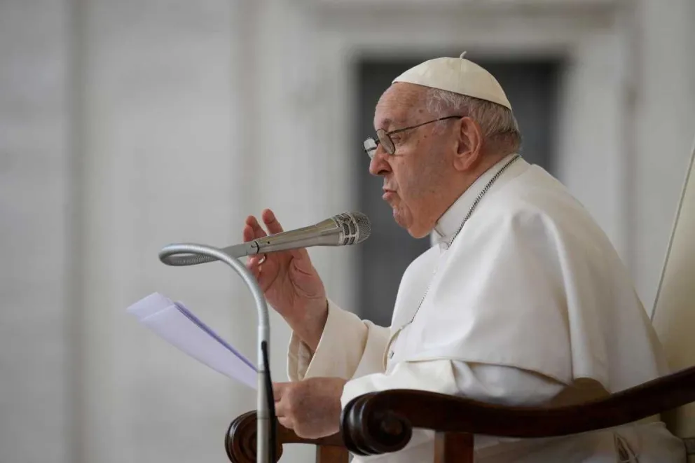 El Papa Francisco se recupera bien de su operación, pero no dará la bendición del domingo