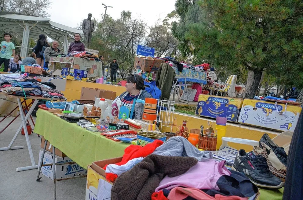 Feriantes de la Plaza Carlos Gardel continuarán en la plaza a pesar de los avisos de desalojar el predio