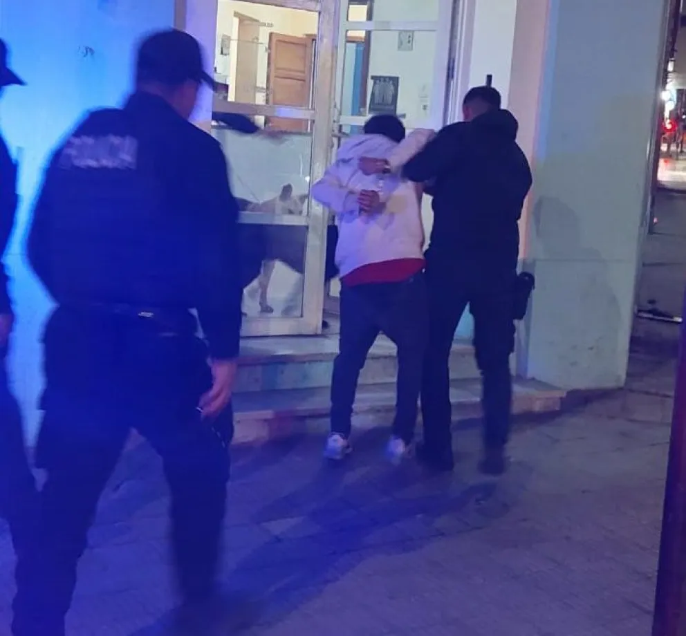 Intentaba ingresar a un pub céntrico y ante la negativa, no quería retirarse: terminó demorado 