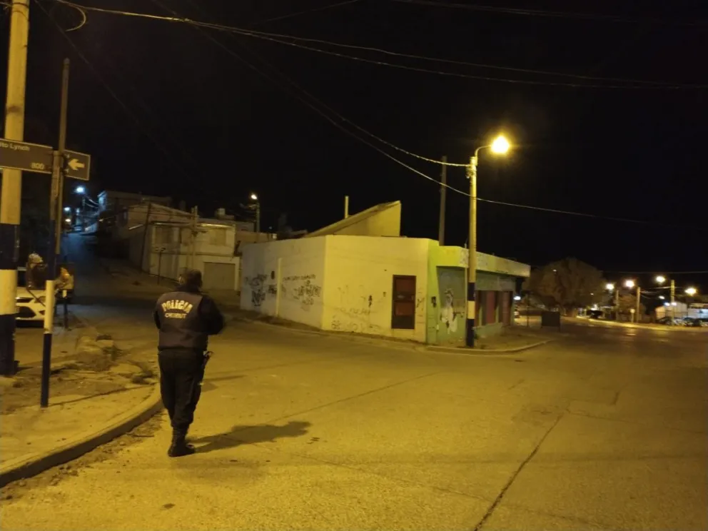 Lo apuñalaron y le robaron el celular y las zapatillas tras una fiesta clandestina
