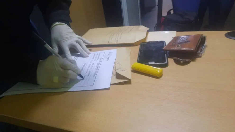 Irrumpieron en un campo y al llegar los propietarios, escaparon, pero se olvidaron una billetera y dos celulares