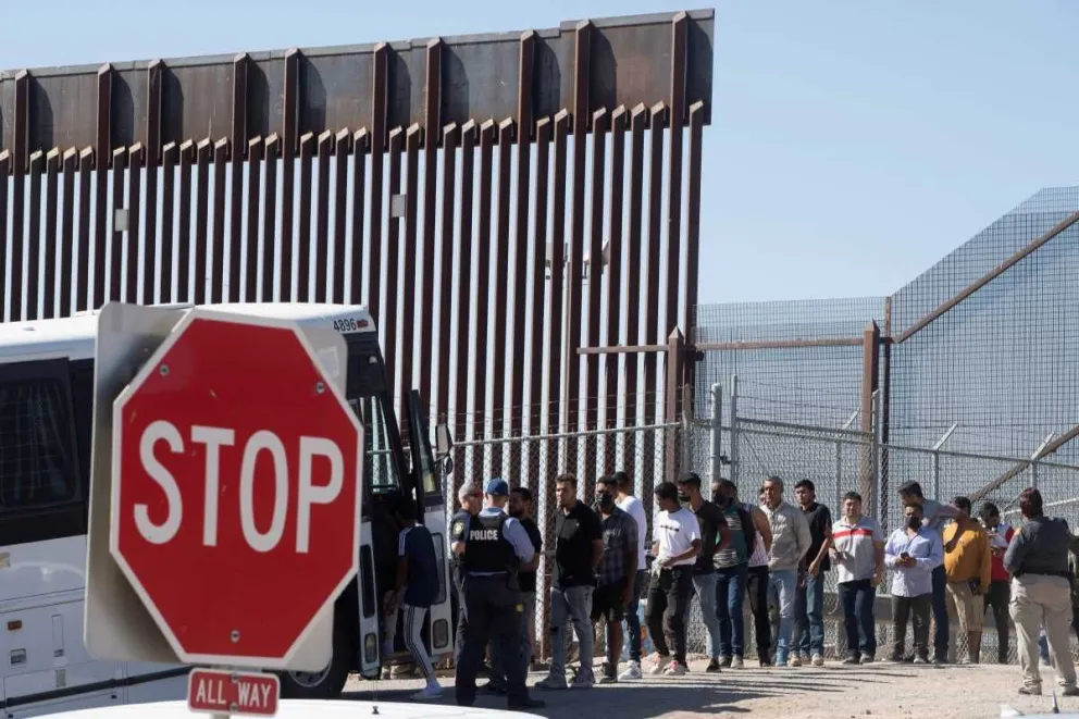 Cruces de migrantes en frontera entre EE.UU. y México disminuyen tras expiración del Título 42