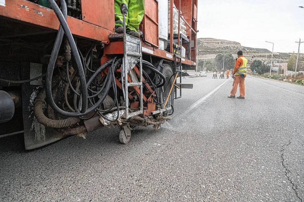 Comenzó la obra de pintado y demarcación del camino Roque González