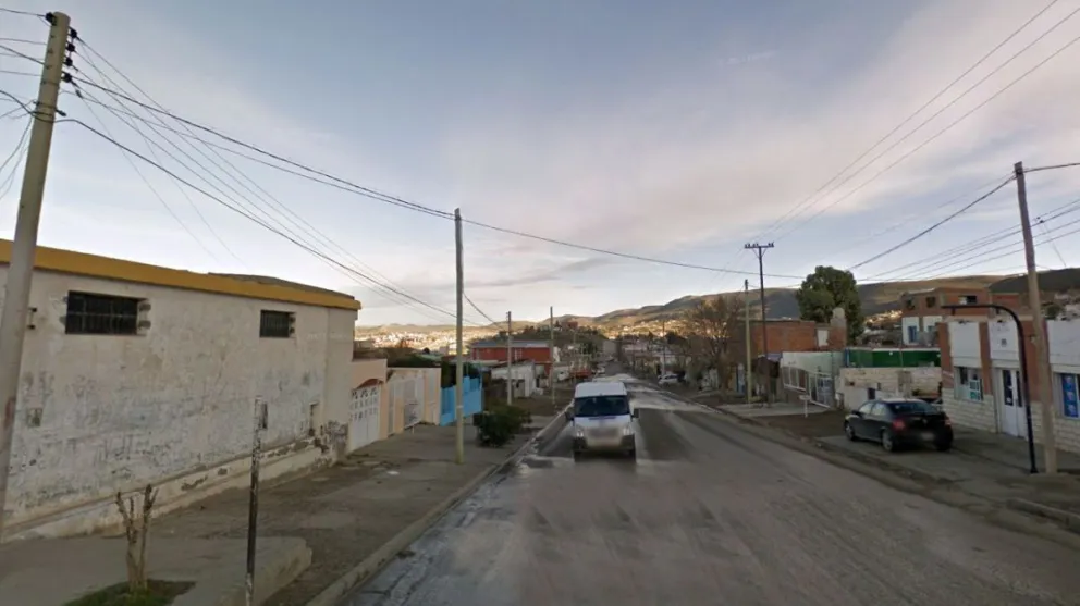 Robaron vino y papas congeladas de almacén, y amenazaron al empleado: “Te voy a meter un tiro”
