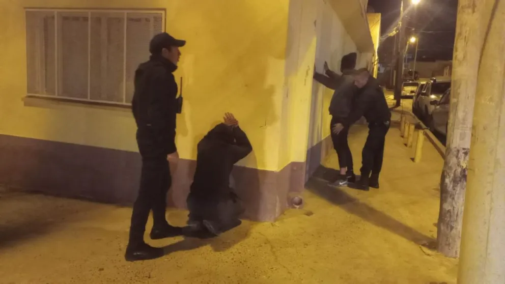 Barretearon la puerta de un local para ingresar a robar pero los detuvieron 