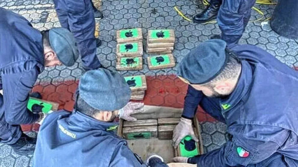 Secuestraron en Italia 2,7 toneladas de cocaína disimulada en un cargamento de bananas