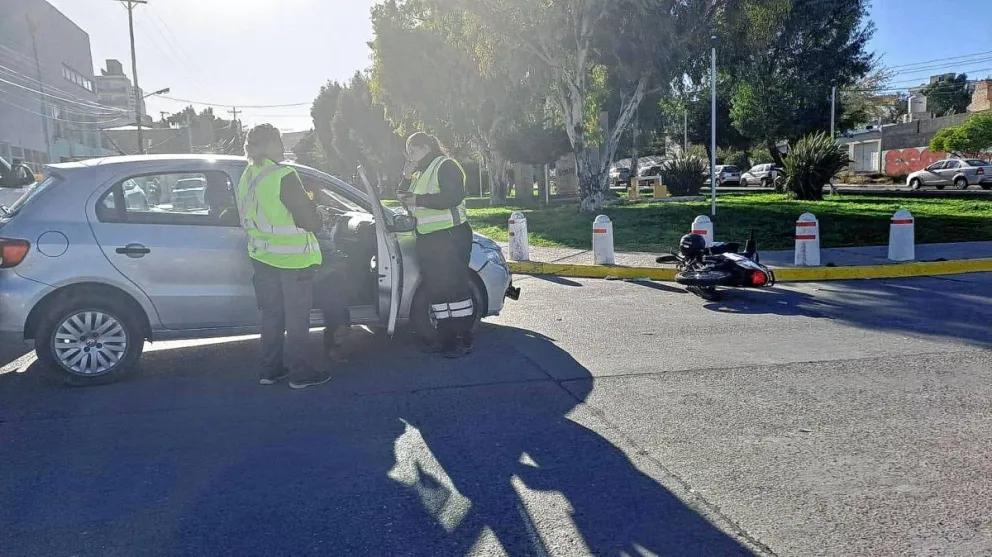 Adolescentes en moto atropellaron a compañera de escuela y dos cuadras después chocaron contra un auto: dos lesionados