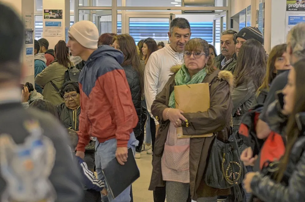 Con el aumento de los topes para percibir asignaciones hay mayor afluencia de personas en ANSES