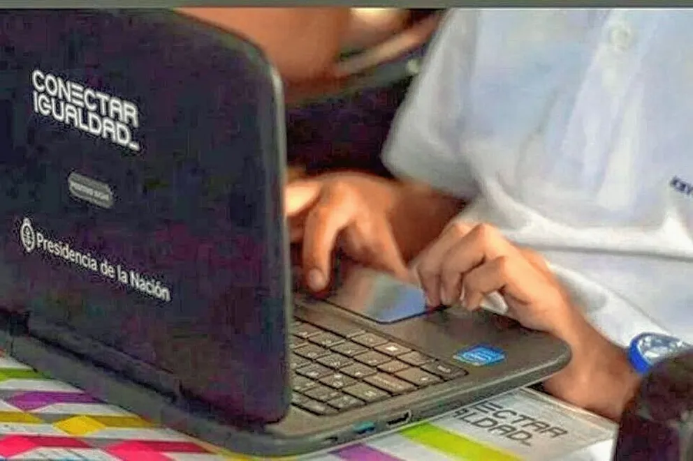 En 2022 hubo 16.864 escuelas sin conexión a internet y se entregó solo el 40,7% de las computadoras previstas en Conectar Igualdad