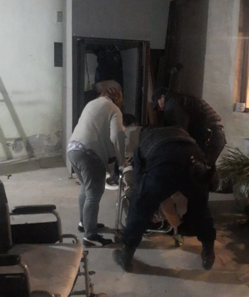 Se cayó un ascensor y tuvieron que rescatar a un hombre que quedó atrapado 