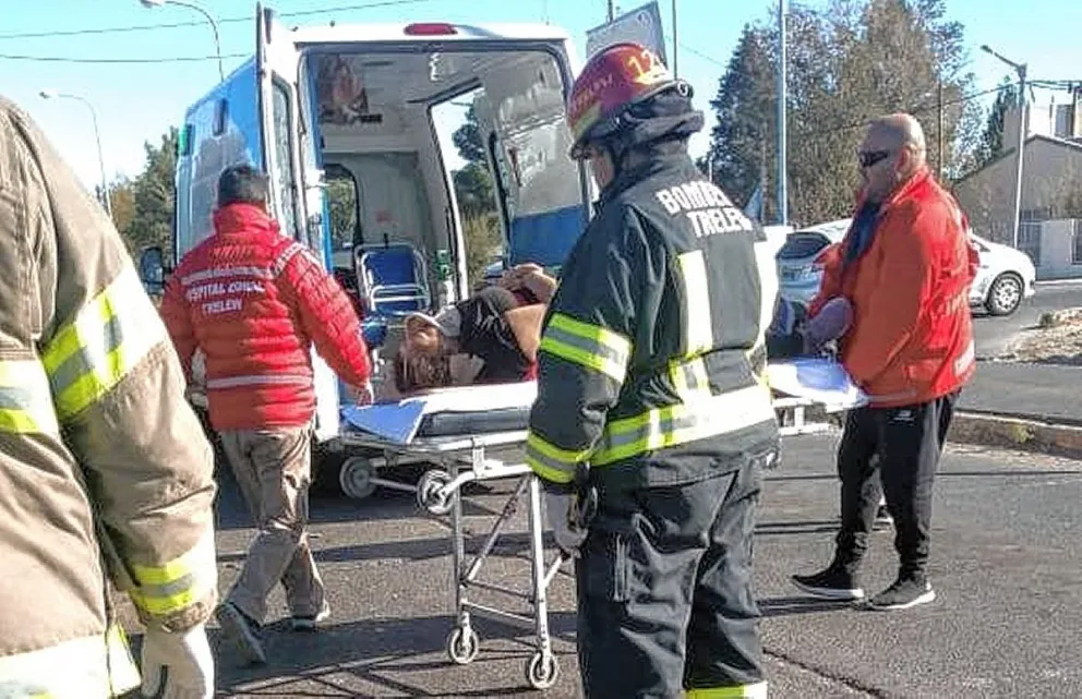 Mujer herida en fuerte choque entre auto y camioneta en un semáforo