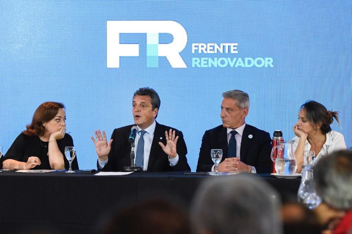 Arcioni acompañó a Sergio Massa en la convocatoria al congreso del Frente Renovador