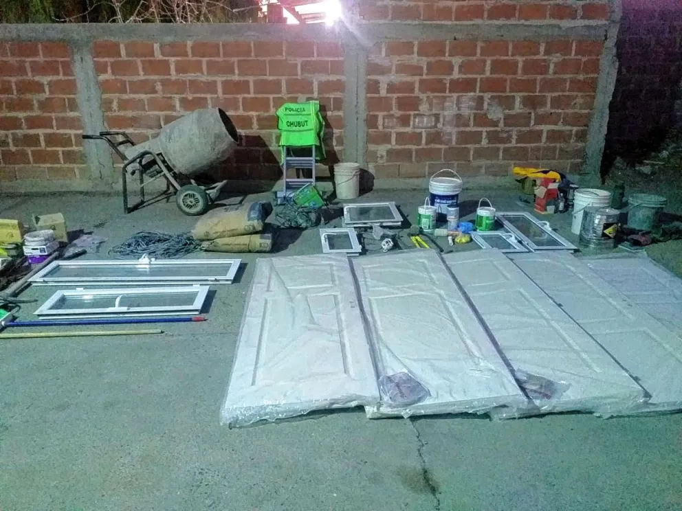Caen tres hombres y una mujer por robo de materiales y herramientas de un obrador