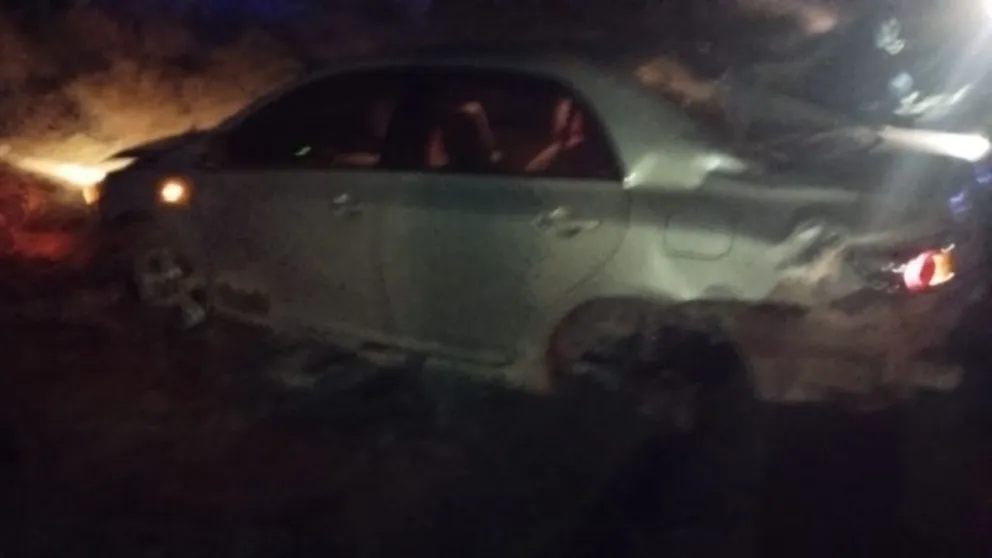 Despistaron en el camino Roque González al desprenderse una rueda del auto