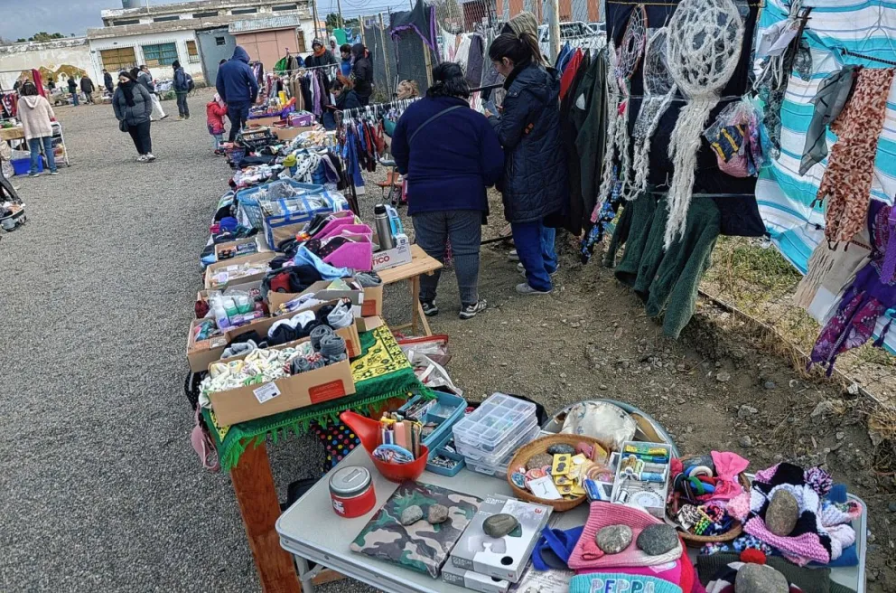 Los feriantes de plaza Carlos Gardel comenzaron a trabajar en el predio de APARI pero hay descontento