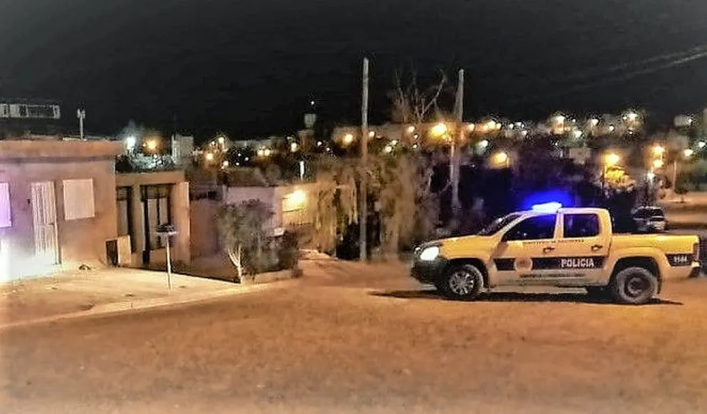 A un hombre le dejaron clavada en la espalda la hoja del cuchillo con el que lo apuñalaron, lo operaron y está grave