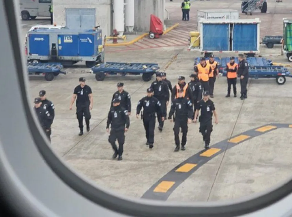 Amenaza de bomba en un avión de Aerolíneas Argentinas que estaba por despegar de Ezeiza hacia Miami