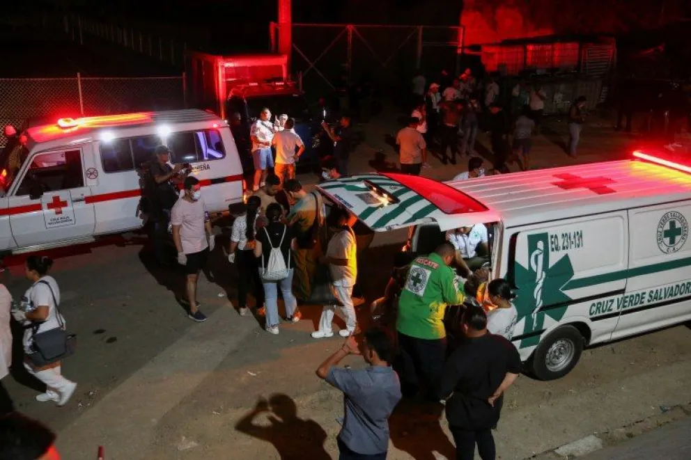 Al menos 12 personas murieron en El Salvador tras una estampida en un estadio de fútbol