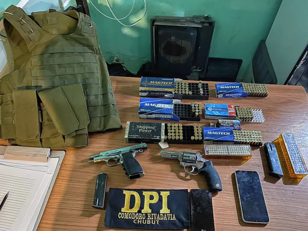 La DPI secuestró armas, cientos de municiones y hasta una granada de mano tras 6 allanamientos