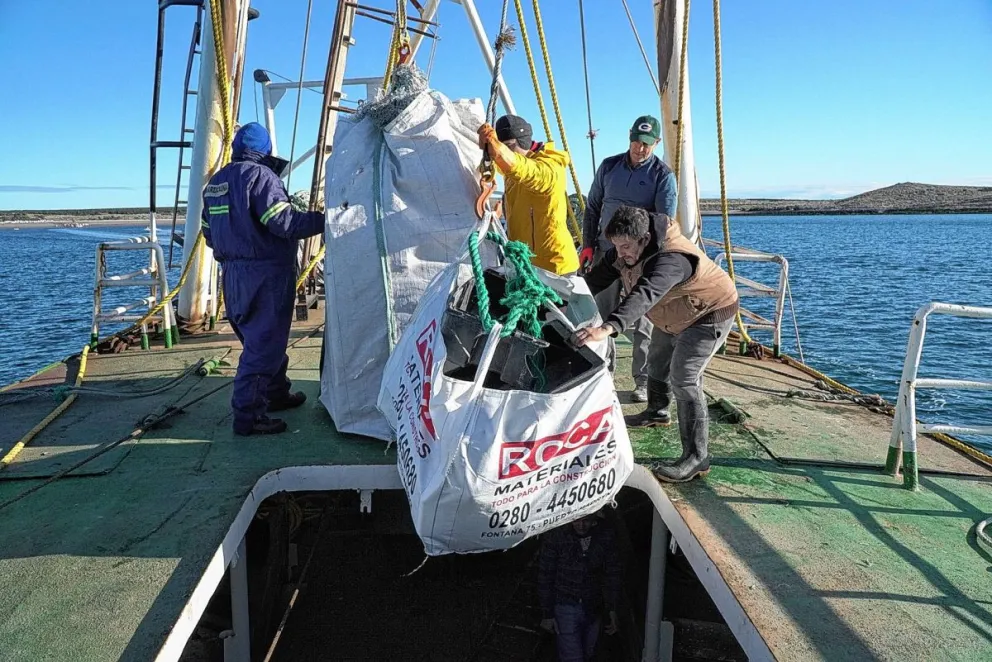 Más de 50 personas recolectaron plásticos en las islas Tova y Tovita, cerca de Camarones