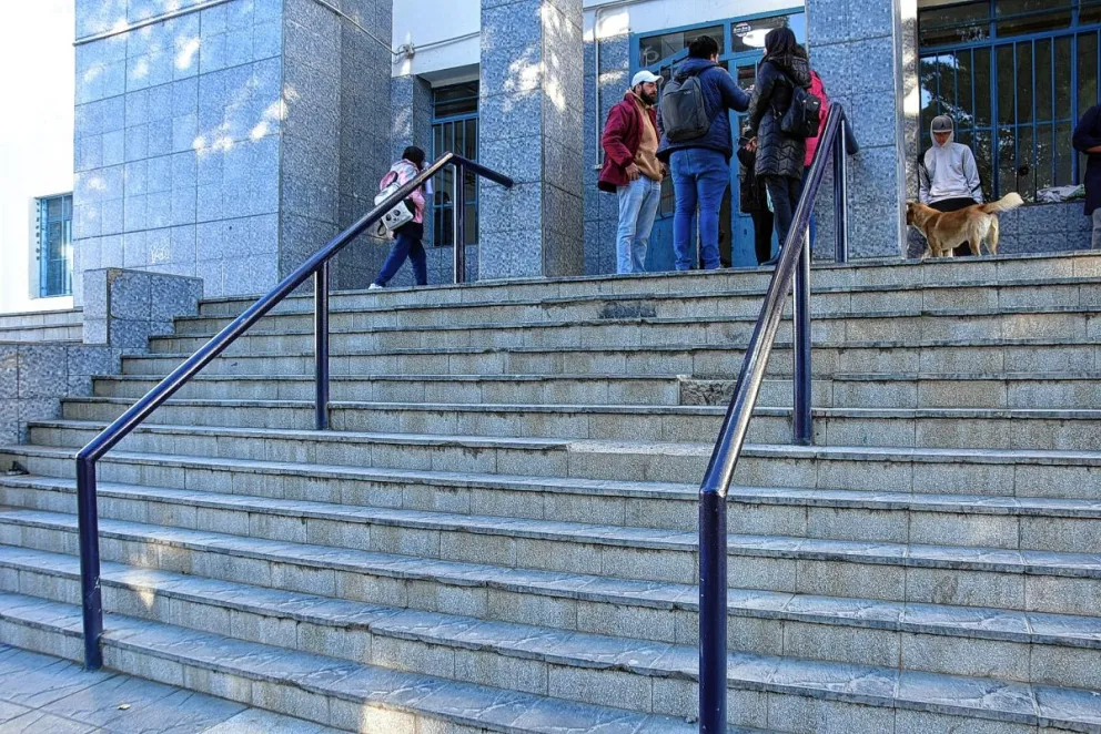 Lautaro sigue esperando la rampa en la escuela 749 y transporte para que pueda asistir a clases