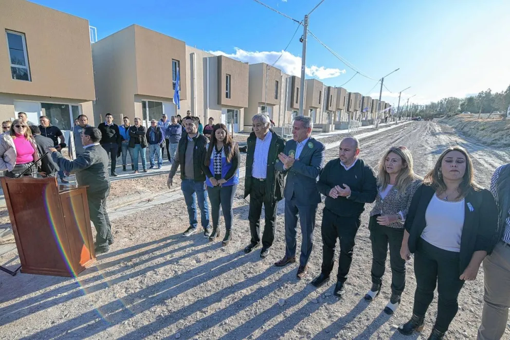 Arcioni entregó 43 viviendas a familias de Puerto Madryn y afirmó que “hay otras 980 en ejecución en toda la provincia”