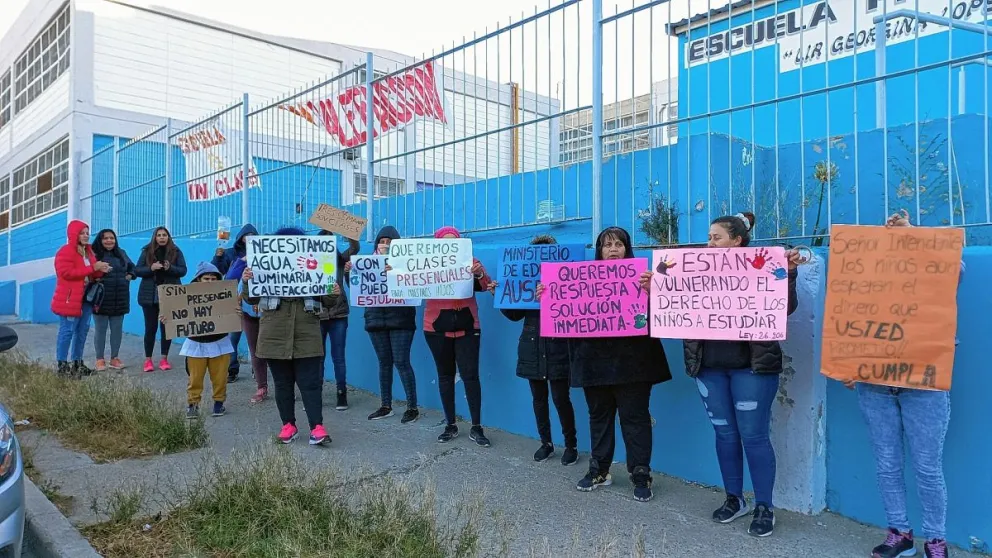 Realizan cine solidario y feria de platos para comprar tanques de agua para la Escuela Nº 198