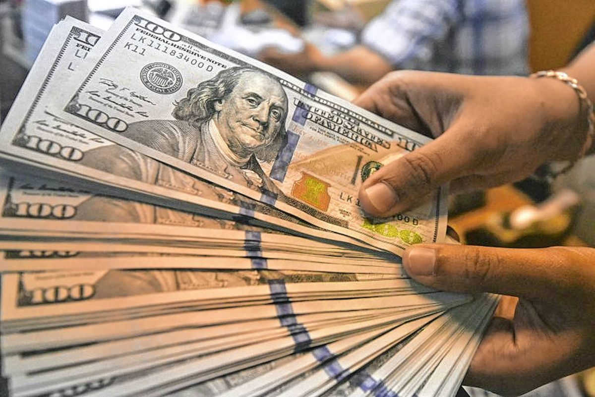 El dólar blue en caída y a un paso de quebrar el piso de los $1.000: los financieros también se desinflan